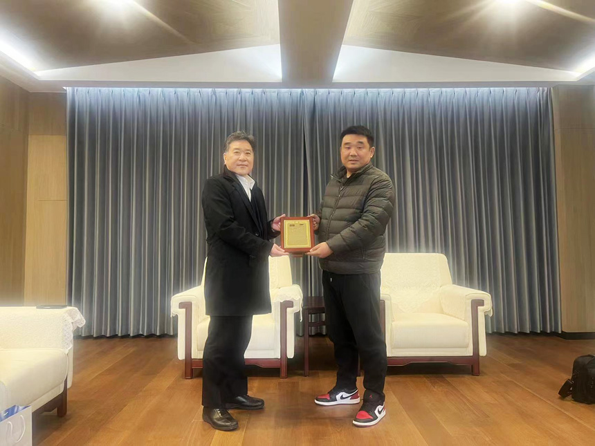 OTC海外事業(yè)部長(zhǎng)，中國(guó)區(qū)董事長(zhǎng)、副總、機(jī)器人部部長(zhǎng)，營(yíng)業(yè)擔(dān)當(dāng)親自頒獎(jiǎng)